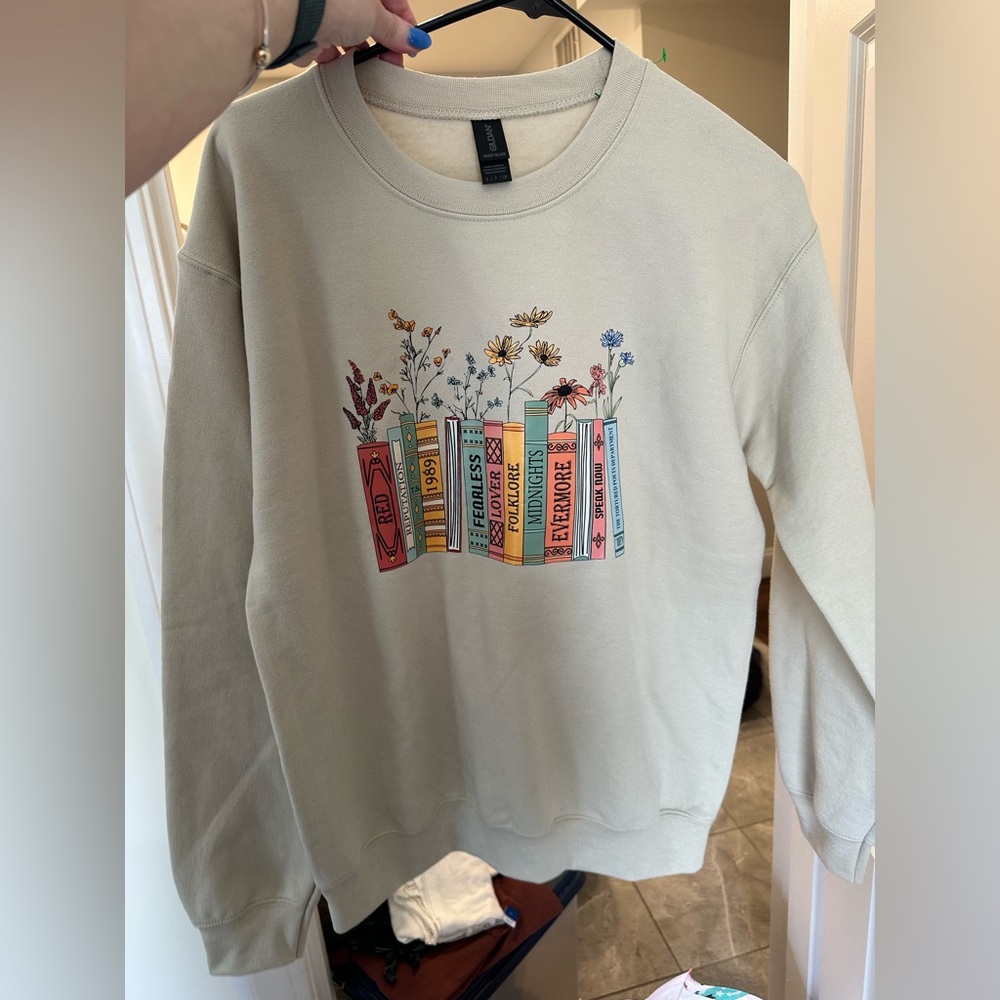 EUC like new S Taylor Swift x Bookish themed crewneck